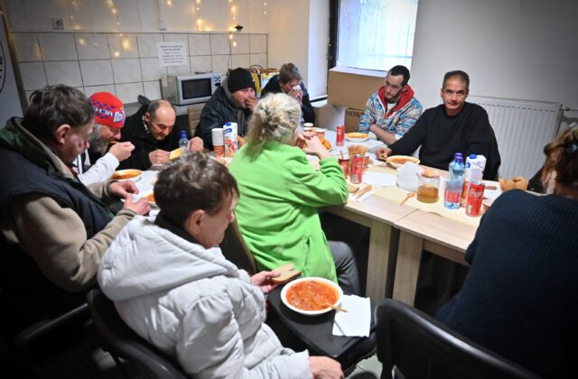 Neziskové organizácie poskytujú pomoc ľuďom v núdzi aj počas sviatkov – FOTO