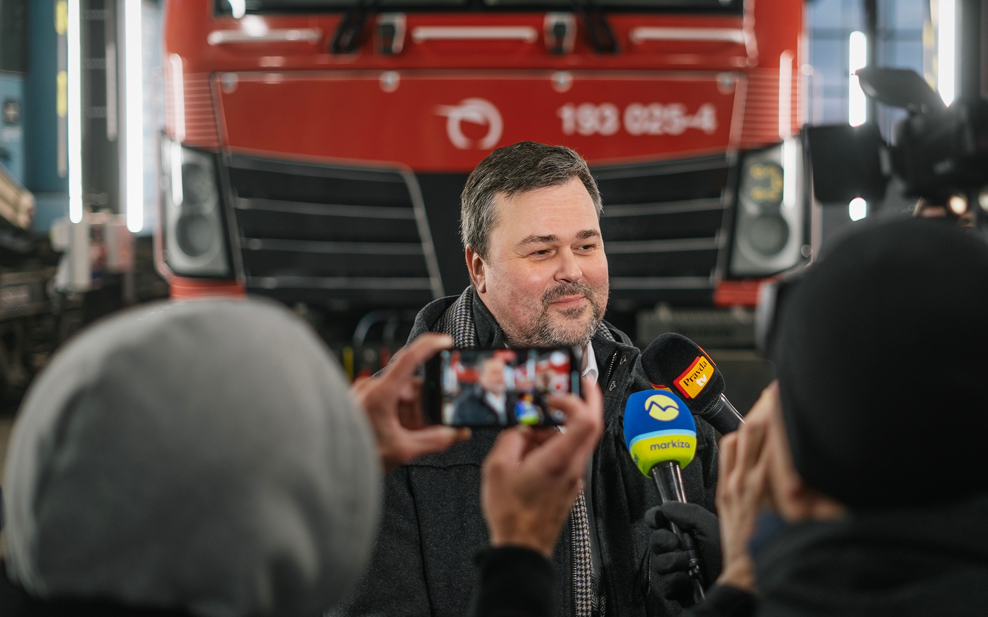 Predseda predstavenstva a generalny riaditel zssk peter helexa odpoveda na novinarske otazky.jpg