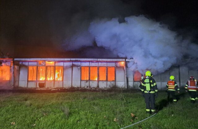 Na Trnavskej ceste v Bratislave začali horieť unimobunky, pri požiari sa nikto nezranil