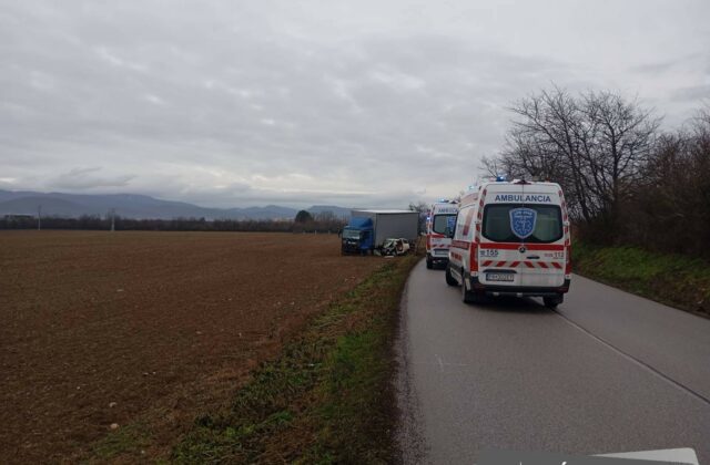 Tragická nehoda pri Starej Turej. Vodička neprežila čelnú zrážku s nákladným vozidlom – FOTO