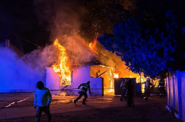 V noci zachvátil požiar rodinný dom v Dvoroch nad Žitavou, zranili sa dve deti – FOTO