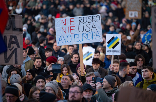 V Bratislave sa na protestnom zhromaždení Slovensko je Európa zišlo 60-tisíc ľudí, podporili ich aj Polívka a Maštalír – VIDEO, FOTO