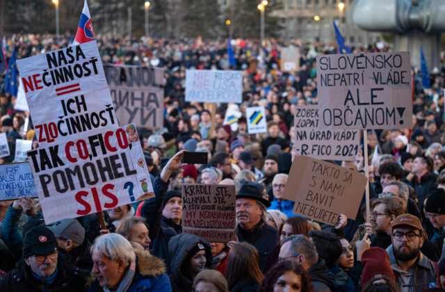 Na protivládnom proteste v Bratislave nebolo 60-tisíc ľudí, organizátori z Mier Ukrajine spresnili čísla – VIDEO, FOTO