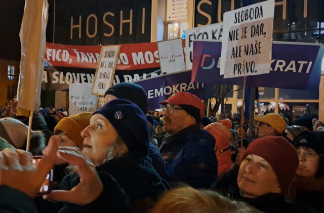 „Slovensko si nedáme“ či „dosť bolo Fica“ sa v piatok ozývalo námestím v Poprade, na protest prišlo do 4-tisíc ľudí