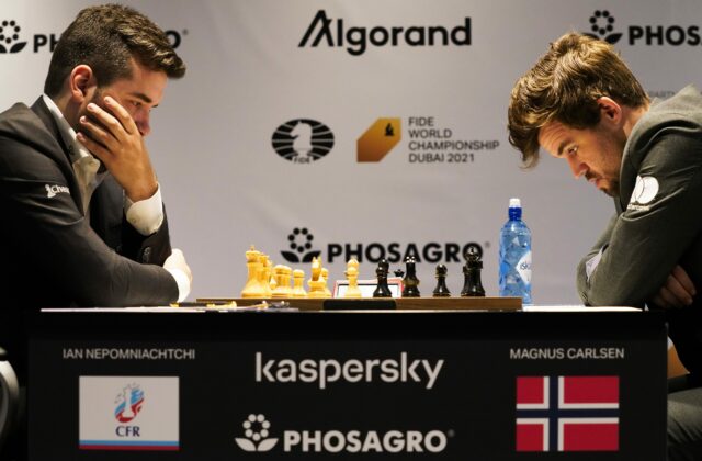 Historická chvíľa na svetovom šampionáte. Zlato v bleskovom šachu si podelili Nór Carlsen a Rus Nepomňaščij