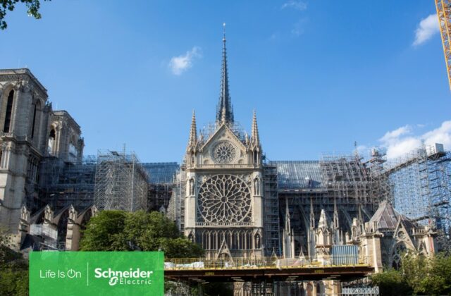 Parížsku Notre-Dame chránia najnovšie energetické systémy Schneider Electric