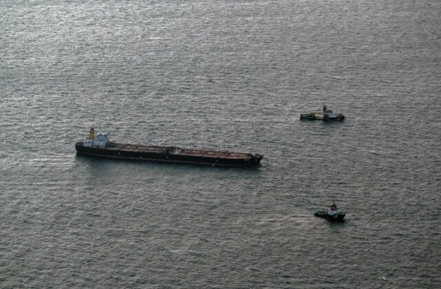 Schátraný ropný tanker ruskej „tieňovej flotily“ sa v Baltskom mori dostal do problémov