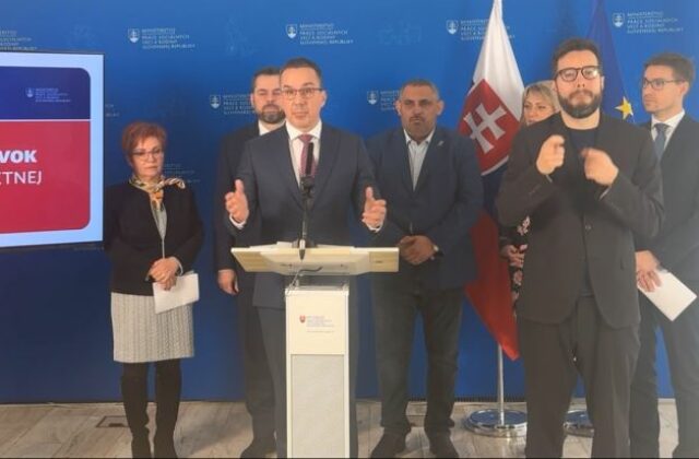 Práca namiesto dávok. Minister Tomáš predstavil zmeny a posvieti si aj na falošné PN-ky – VIDEO