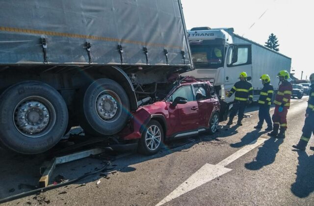 Na Prešovskej ulici v Košiciach sa stala dopravná nehoda, auto s matkou a dieťaťom zostalo zakliesnené medzi kamiónmi – FOTO