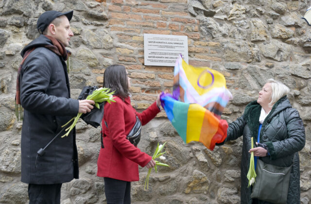 Zavraždených v Teplárni pripomína pamätná tabuľa, pre LGBTI+ ľudí sa otvorilo aj nové komunitné centrum – FOTO