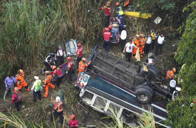 Pri havárii autobusu v Guatemale zomrelo najmenej 51 ľudí