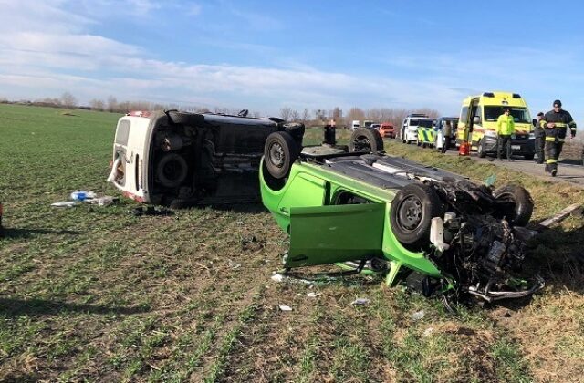 Pri obci Okoč došlo k čelnej zrážke dvoch áut, vodičku prevážal vrtuľník – FOTO