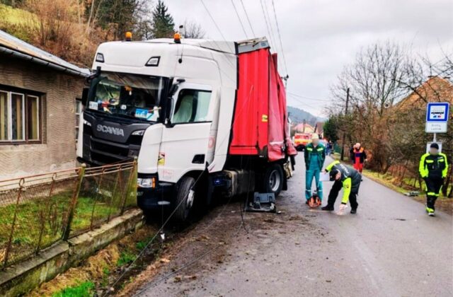 Opitý kamionista v obci Brehy zišiel z cesty a zrazil chodkyňu, žena utrpela vážne zranenia