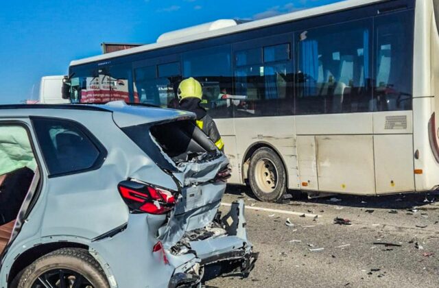 Pred Košicami sa zrazil autobus a šesť áut, cesta je v oboch smeroch neprejazdná – FOTO