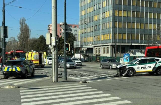 Policajné vozidlo sa zrazilo so Škodou. Vodička skončila v nemocnici, na vine bol policajt – FOTO