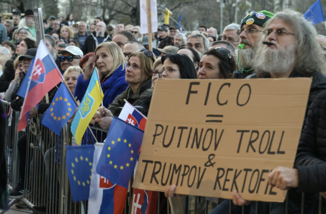 Protestujúci v Košiciach kričali „Dosť bolo Fica“, kritizovali Blahu aj Erika Kaliňáka – VIDEO, FOTO