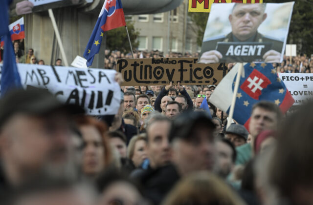 V piatok vyjadrili protestujúci na Slovensku i v zahraničí nespokojnosť s Ficovou vládou – VIDEO, FOTO