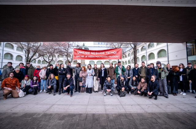 Výtvarná a kultúrna obec spustila pred SNG štafetový protest – FOTO