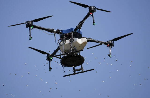 Vo Volgograde počas útoku dronov vypukol požiar neďaleko rafinérie