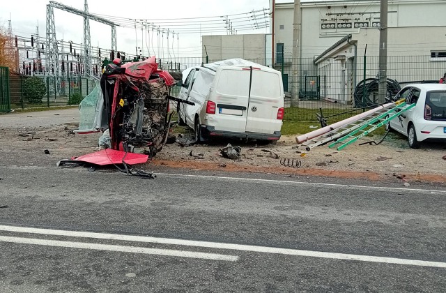 Vozidlo začalo po náraze horieť, tragickú dopravnú nehodu v Myjave neprežil 84-ročný vodič – FOTO