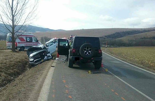 V okrese Stará Ľubovňa došlo k nehode dvoch áut. Zasahovali hasiči, polícia aj záchranári – FOTO