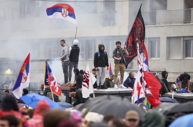 Do srbskej metropoly prichádzajú na protikorupčný protest tisíce demonštrantov – FOTO, VIDEO