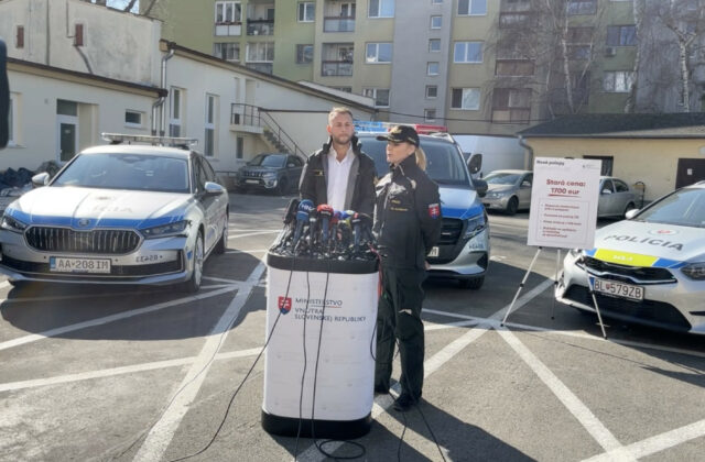 Šutaj Eštok predstavil nový dizajn policajných vozidiel, Mikulec ich prirovnal k „pohrebákom“ – VIDEO