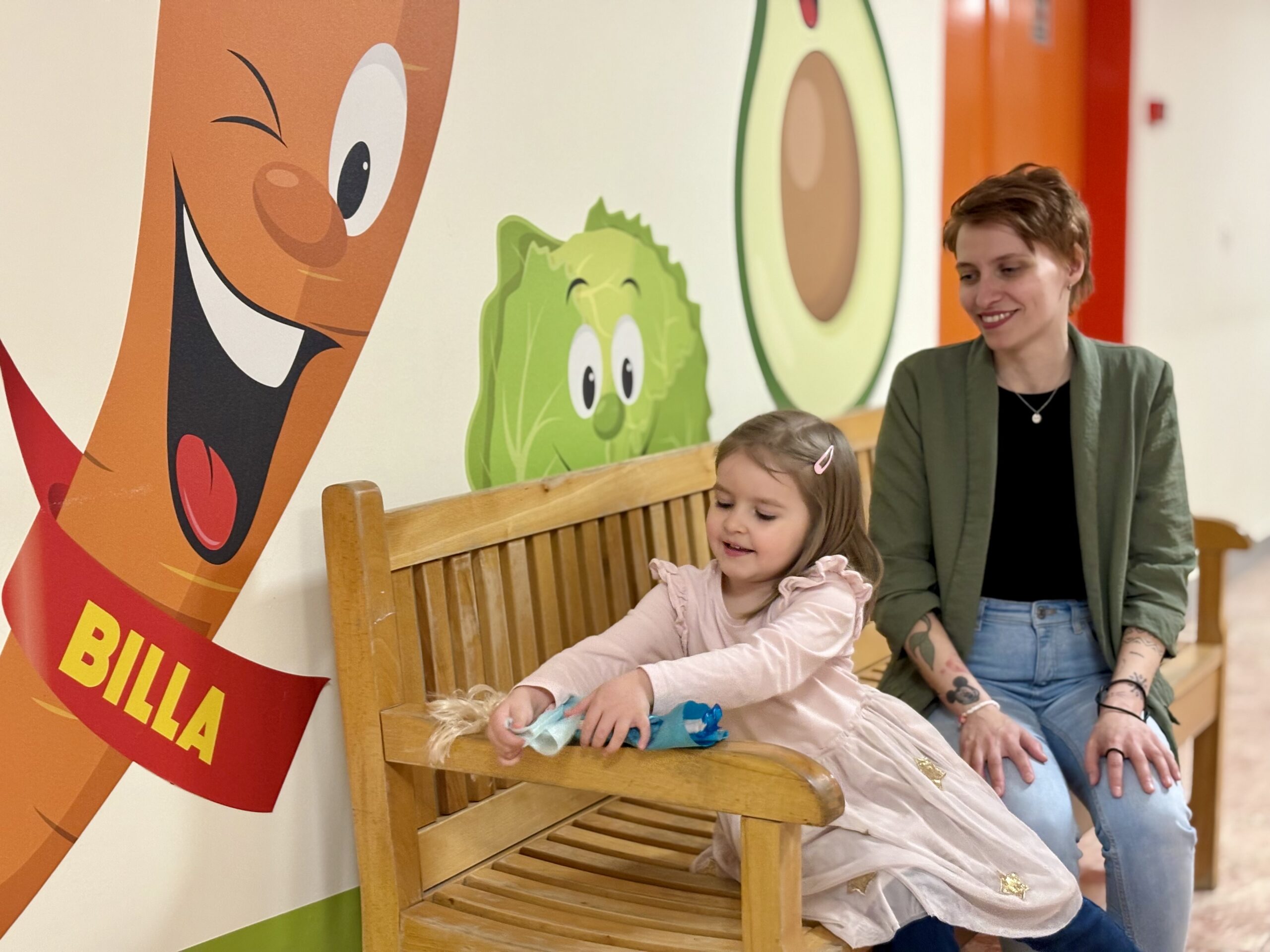 Veronika s mamickou cakaju na vysetrenie vo veselnej cakarni na klinike detskej oftalmologie lf uk a nudch.jpeg