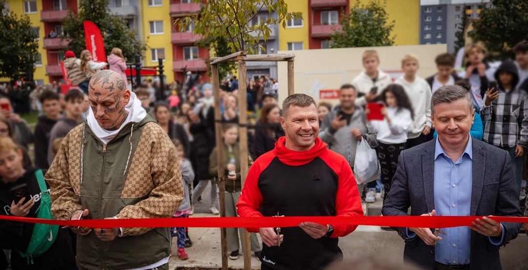 Foto 2 humensky k park otvorili separ zastupca spolocnosti kaufland kristian gala a primator milos mericko foto zlava.jpeg