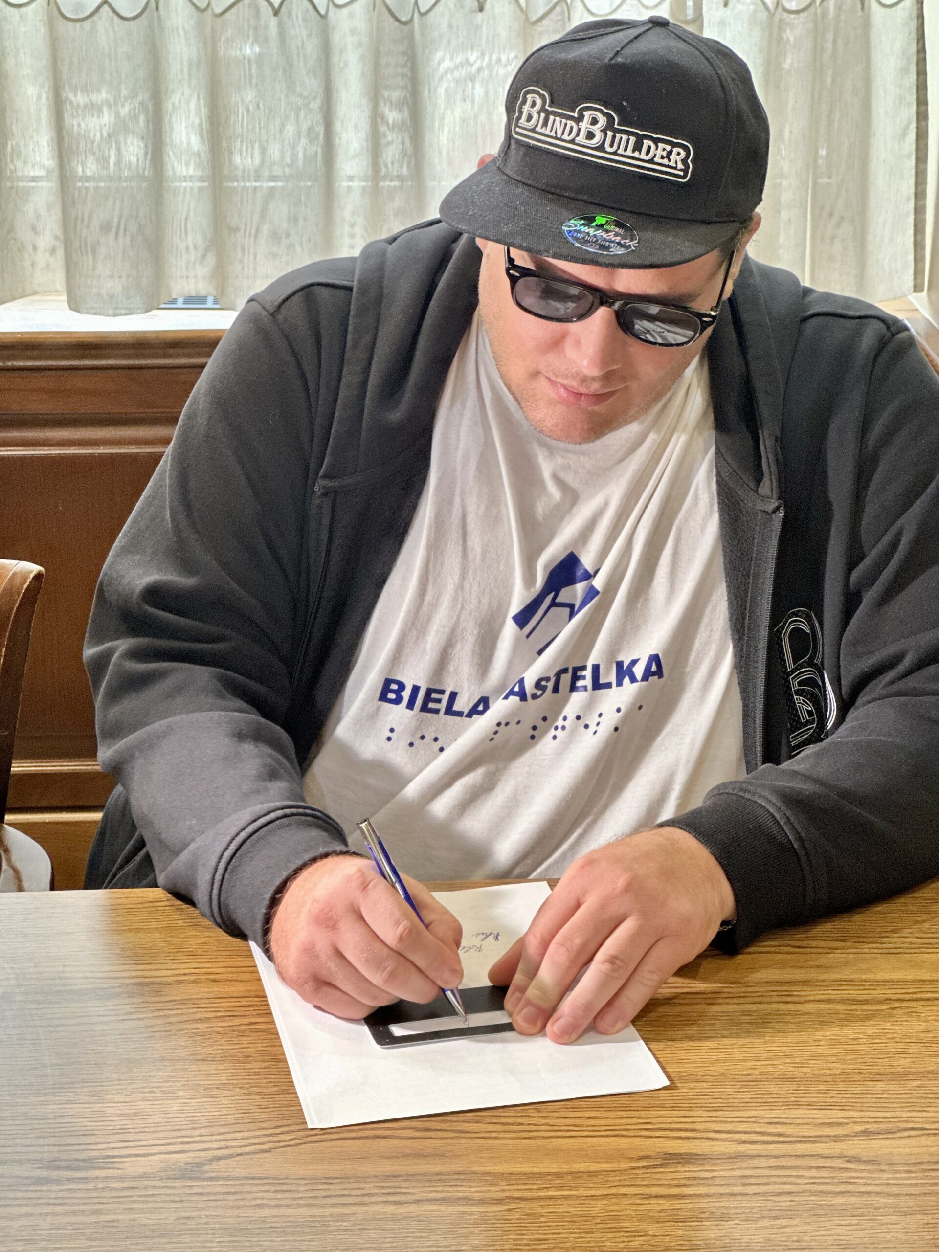 Nevidiaci sa podpisuje sablonou.jpeg