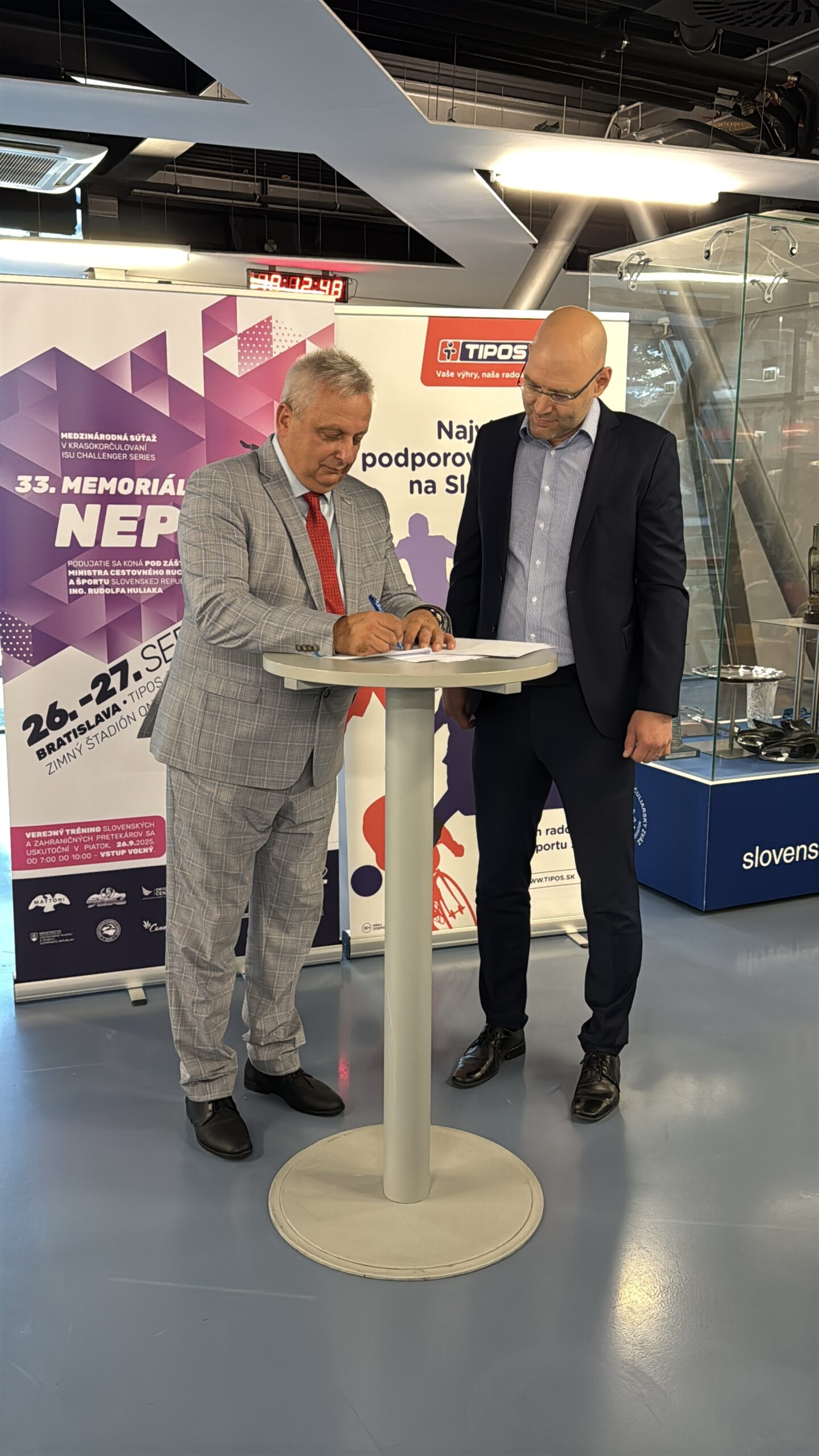 Podpisovanie dodatku ku zmluve ing. michal hutnik a ladislav krizan phd.jpeg
