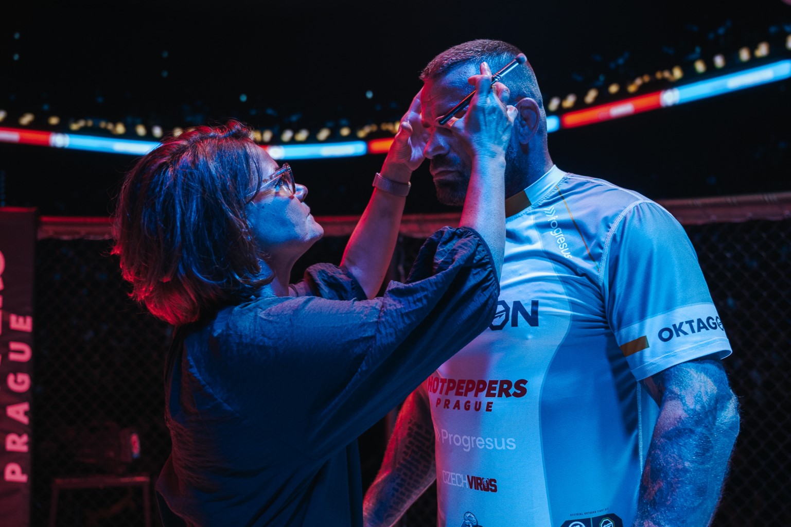 Bojovnik_karlos vemola s umeleckou maskerkou martinou selnekovicovou_zdroj bontonfilm.jpg