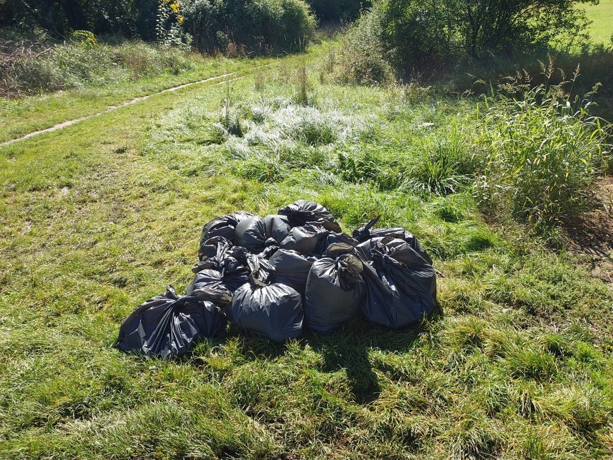 Foto 3 vyzbieranym odpadom naplnili dobrovolnici mnozstvo vriec.jpg