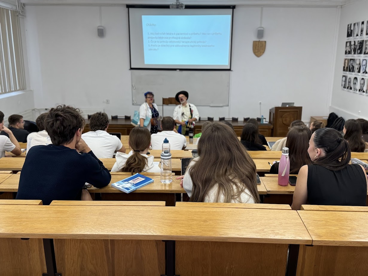 Klauni v prednaskovej miestnosti.jpg