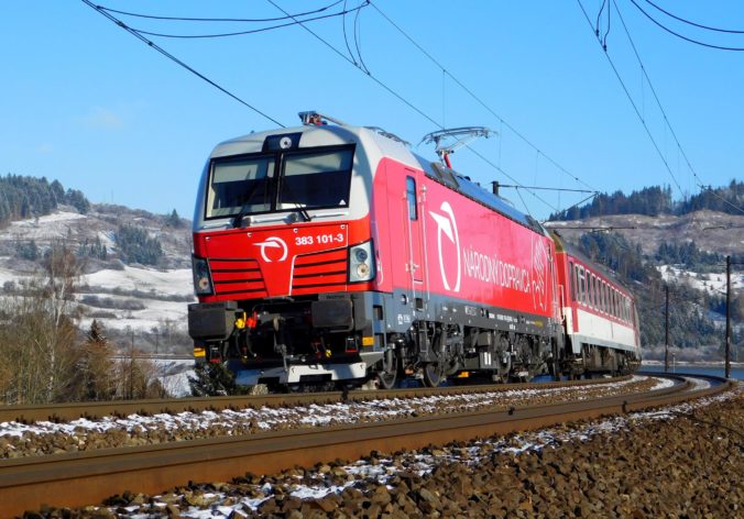 92176_medzi bratislavou a kosicami tahaju vlaky aj moderne lokomotivy siemens vectron. foto martin grendel 676x472.jpg