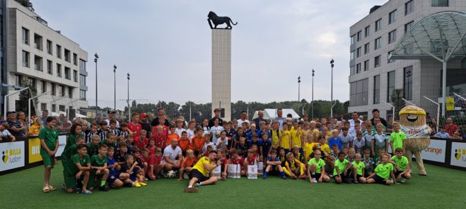 105084_futbal v meste_finale_nastup timov 676x303.jpg