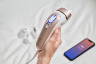 110404_bed_pl7_hand_head_phone_0171 676x451.jpg