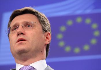 Alexander Novak s vlajkou EU - TASR