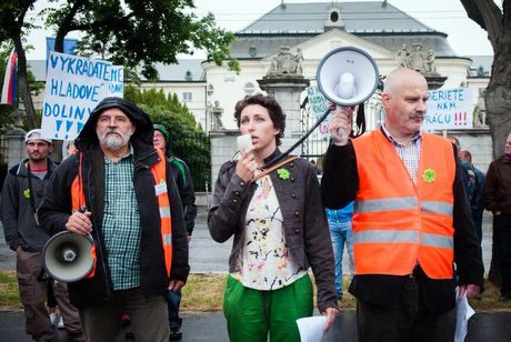 Protest vyrobcov OZE/KVET pred UV SR - energia.sk