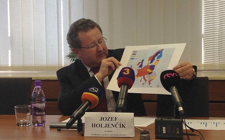 Jozef Holjenčík s mapou EU - energia.sk