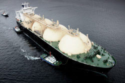 LNG tanker loď - istock