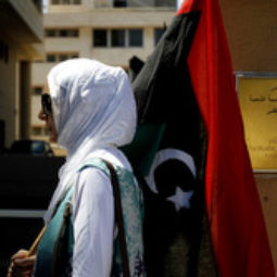 Libyjska zena s vlajkou-SITA
