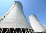 Chladiace veže 3. a 4. bloku Jadrovej elektrárne Mochovce počas návštevy poslancov Výboru NR SR pre hospodárske záležitosti na stavbe 3. a 4. bloku jadrovej elektrárne Mochovce. Mochovce, 2. júl 2019.