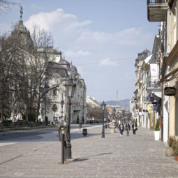 Pohľad na Hlavnú ulicu pri tátnom divadle v Košiciach počas mimoriadnej situácie v súvislosti s výskytom ochorenia COVID-19 spôsobeným koronavírusom (2019-nCoV) na Slovensku. Košice, 20. marec 2020.