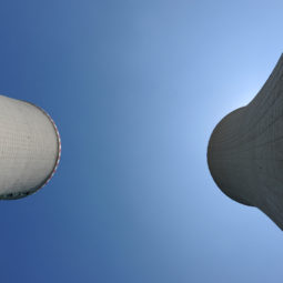 **Chladiace veže 3. a 4. bloku Jadrovej elektrárne Mochovce počas návštevy poslancov Výboru NR SR pre hospodárske záležitosti na stavbe 3. a 4. bloku jadrovej elektrárne Mochovce. Mochovce, 2. júl 2019.
