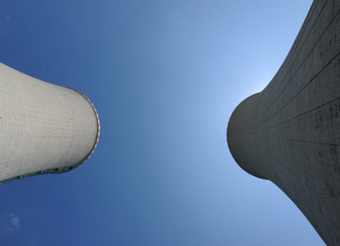 **Chladiace veže 3. a 4. bloku Jadrovej elektrárne Mochovce počas návštevy poslancov Výboru NR SR pre hospodárske záležitosti na stavbe 3. a 4. bloku jadrovej elektrárne Mochovce. Mochovce, 2. júl 2019.