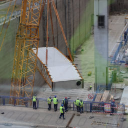 Komponent ľavého krídla vrát s váhou takmer 110 ton, ktorý ukladajú za pomoci žeriavu na dno komory počas pokračujúceho projektu Inovácia a modernizácia plavebných komôr na Vodnom diele Gabčíkovo. Bratislava, 12. máj 2020.