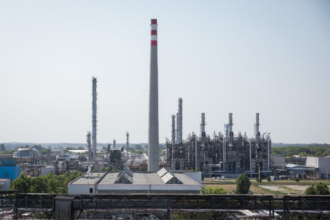 Pohľad na areál rafinérie spoločnosti Slovnaft vo Vlčom hrdle. Od roku 2004 je Slovnaft súčasťou maïarského ropného a plynárenského koncernu MOL. Bratislava, 22. august 2018.