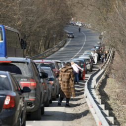 UKRAJINA: Kolóna áut pred hraničným priechodom Vyšné Nemecké - Užhorod, kde prechádzajú vojnoví utečenci z Ukrajiny na Slovensko. Ukrajina, Užhorod, Vojnoví utečenci