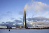 Sídlo ruského plynárenského monopolu Gazprom zakrytého mrakmi v Petrohrade v Rusku